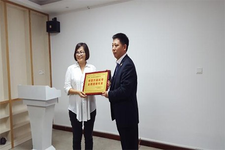 東莞市穎生實(shí)業(yè)有限公司授予牌匾 東莞市穎生實(shí)業(yè)有限公司授予牌匾