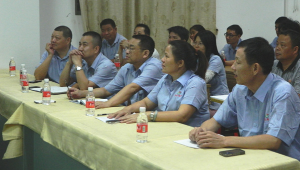 2013年11月17日正睿咨詢金濤老師對企業(yè)中高層培訓《高校組織打造》現場 2013年11月17日正睿咨詢金濤老師對企業(yè)中高層培訓《高校組織打造》現場