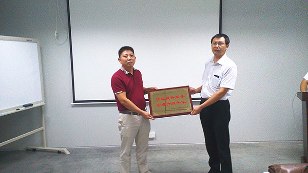 天行健贈(zèng)送正睿咨詢效益提升能手，管理升級(jí)專家牌匾