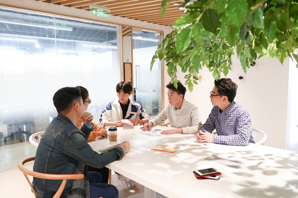 員工培訓(xùn)與發(fā)展：培養(yǎng)人才，提升企業(yè)核心競(jìng)爭(zhēng)力