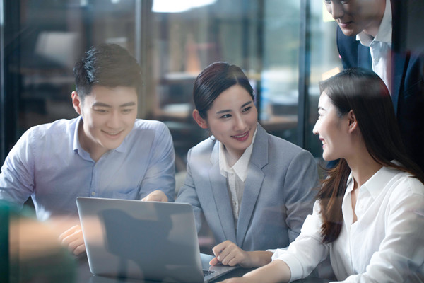 績(jī)效反饋：及時(shí)給予員工反饋，幫助員工提升