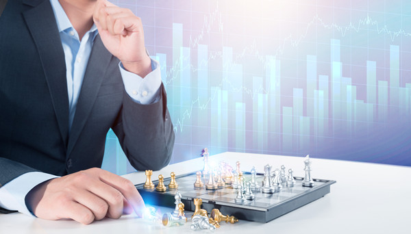 全面評(píng)估戰(zhàn)略風(fēng)險(xiǎn)，及時(shí)調(diào)整戰(zhàn)略方向