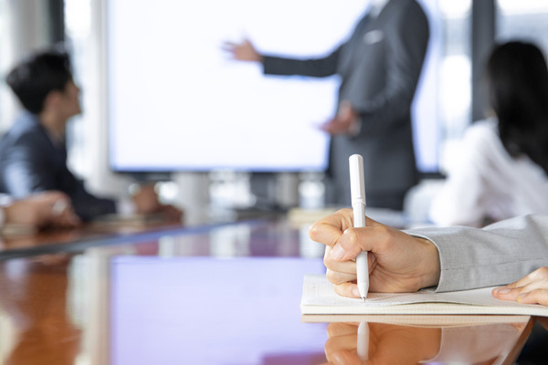 績(jī)效輔導(dǎo)：為員工提供指導(dǎo)和支持，促進(jìn)員工發(fā)展