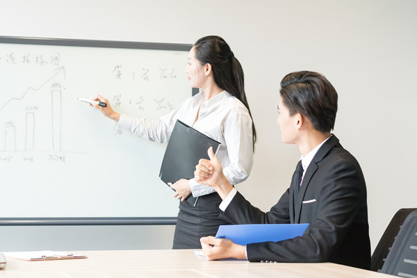 人才引進(jìn)與培養(yǎng)：打造高效人才隊(duì)伍，提升企業(yè)競(jìng)爭(zhēng)力