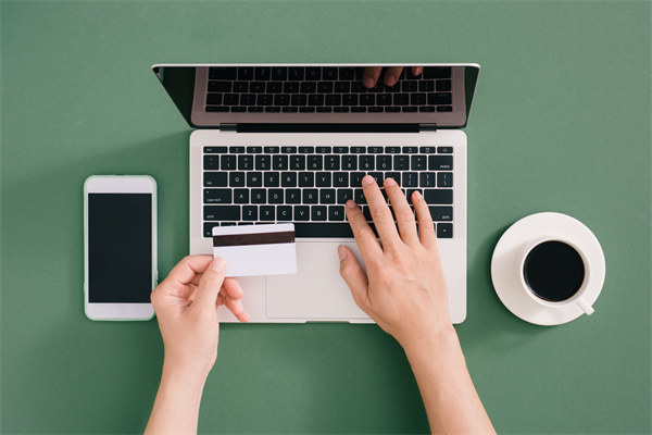 定期薪酬審查：定期審查，確保制度合理性