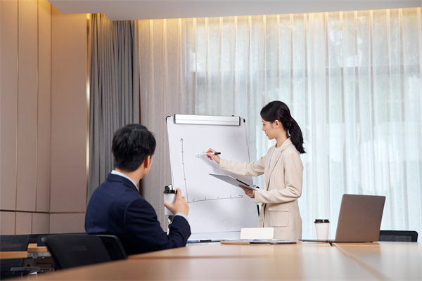 創(chuàng)新薪酬管理模式，構(gòu)建高效激勵(lì)與留任新機(jī)制