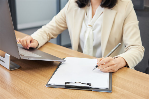 企業(yè)的發(fā)展戰(zhàn)略不僅僅是老板一個(gè)人的問題，還有誰？