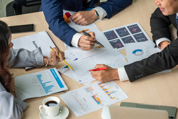 如何構(gòu)建有效的集團(tuán)風(fēng)險(xiǎn)管理框架，應(yīng)對(duì)不確定性？