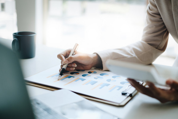 預(yù)算管理過程中如何有效應(yīng)對市場波動(dòng)與不確定性？