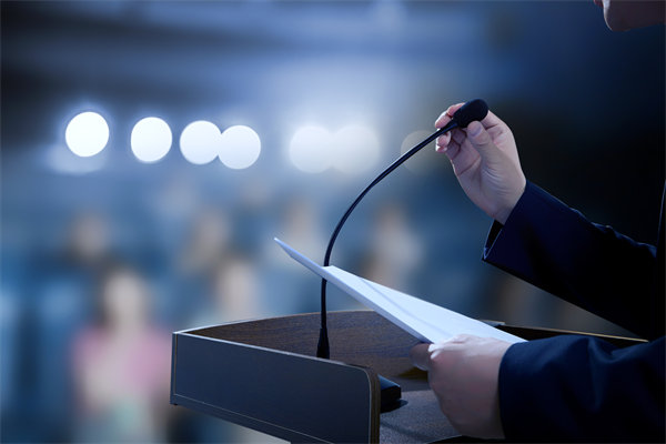 績效管理中，如何有效反饋以促進員工持續(xù)改進與成長？