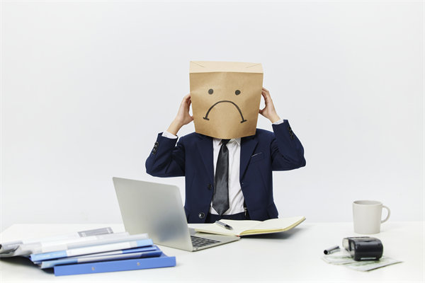 組織變革中，如何管理員工情緒與阻力，確保平穩(wěn)過渡？