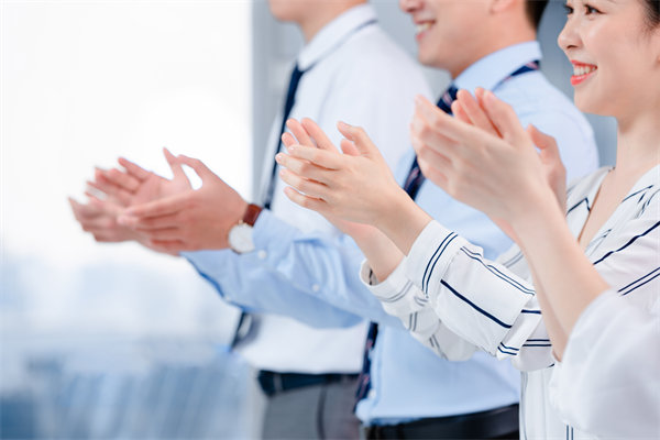 組織變革中，如何管理員工情緒與阻力，確保平穩(wěn)過(guò)渡？