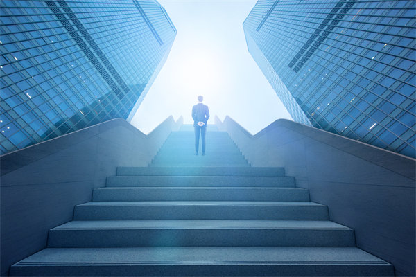 如何平衡新老員工薪酬差異，促進團隊和諧與效率？