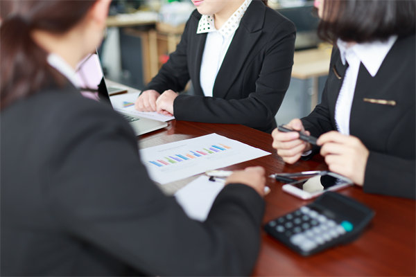 薪酬績效管理中的溝通障礙如何克服，增強員工信任感？