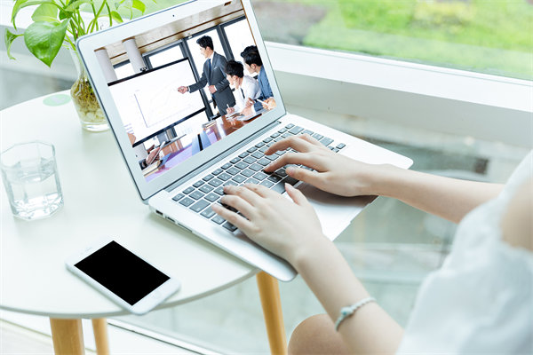 遠程工作模式下，如何確保員工效率與團隊凝聚力？