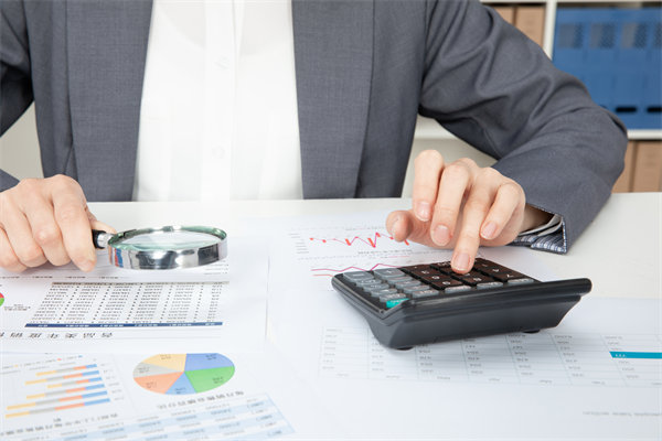 預(yù)算執(zhí)行中，如何實(shí)時(shí)跟蹤進(jìn)度并識(shí)別潛在偏差？