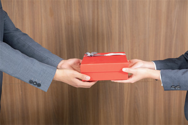 市場競爭激烈，如何制定薪酬策略以吸引并留住人才？