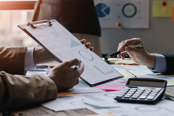 制定年度預算時，如何兼顧創(chuàng)新投入與成本控制？