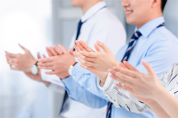 面對人才流失問題，企業(yè)應(yīng)如何改進(jìn)人力資源策略？