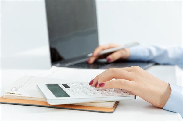 市場(chǎng)環(huán)境突變時(shí)，企業(yè)如何靈活調(diào)整預(yù)算策略以應(yīng)對(duì)？