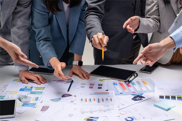 在跨部門預算協(xié)調中，如何克服溝通障礙，達成共識？