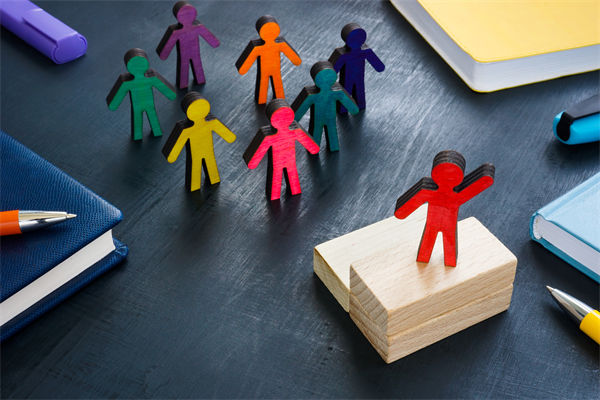 全球化背景下，企業(yè)如何構(gòu)建跨文化競(jìng)爭(zhēng)優(yōu)勢(shì)戰(zhàn)略？