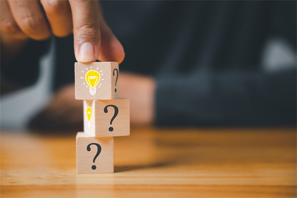 在制定企業(yè)戰(zhàn)略規(guī)劃時(shí)，如何平衡短期與長期目標(biāo)？