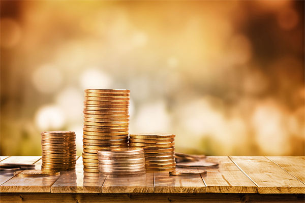 在制定企業(yè)戰(zhàn)略規(guī)劃時(shí)，如何平衡短期與長(zhǎng)期目標(biāo)？