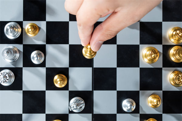 如何有效制定并執(zhí)行長期戰(zhàn)略計劃以適應(yīng)市場變化？