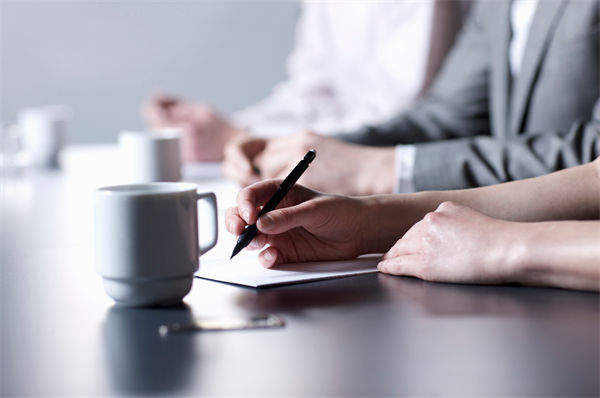 績(jī)效不佳員工薪酬調(diào)整策略，如何避免士氣低落？