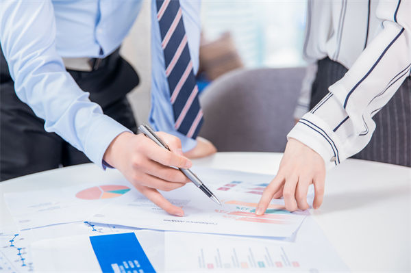 預(yù)算編制過程中，如何平衡資源需求與財(cái)務(wù)約束？