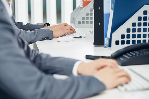 在組織變革中，如何確保員工順利過渡并減少負面影響？