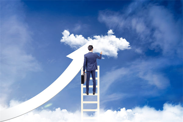 在組織變革中，如何確保員工順利過渡并減少負(fù)面影響？