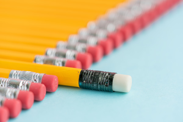 在多元化市場(chǎng)環(huán)境下，品牌如何保持一致性并突出特色？