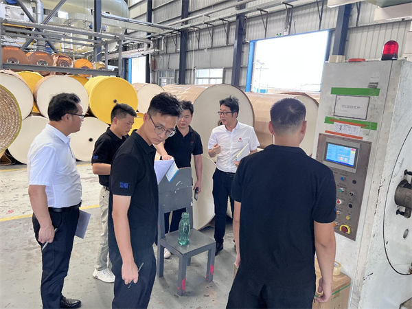 正睿老師深入企業(yè)生產(chǎn)一線 正睿老師深入企業(yè)生產(chǎn)一線