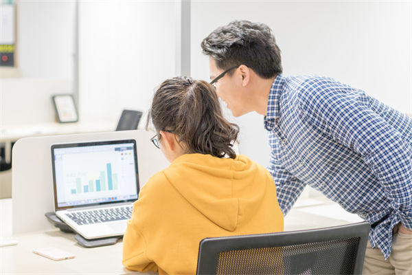 員工績效不佳，是應(yīng)該立即解雇還是給予改進機會？