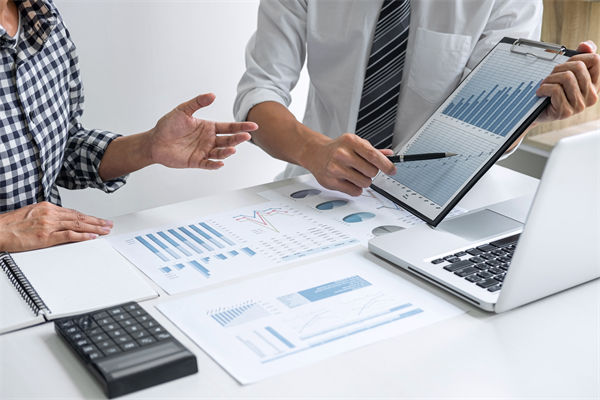 在滾動(dòng)預(yù)算模式下，如何確保預(yù)算的連續(xù)性和前瞻性？