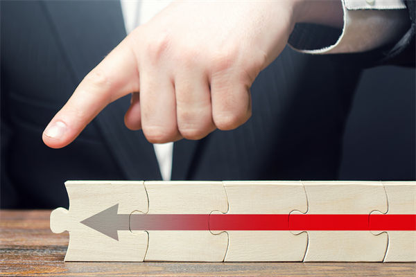 戰(zhàn)略執(zhí)行層層衰減，集團管控如何確保目標精準落地？