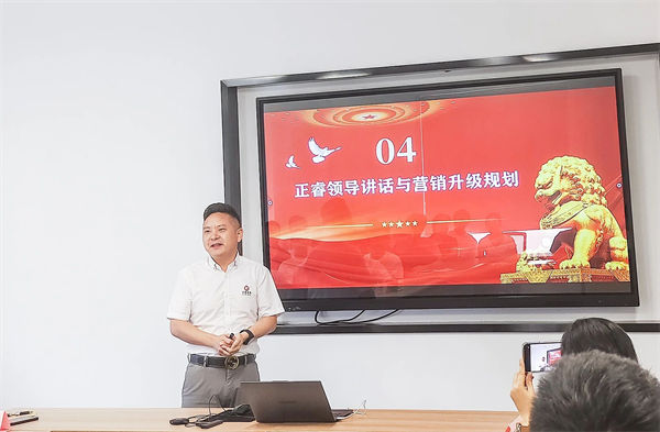 正睿品牌營(yíng)銷事業(yè)部總經(jīng)理李國(guó)平老師致辭 正睿品牌營(yíng)銷事業(yè)部總經(jīng)理李國(guó)平老師致辭