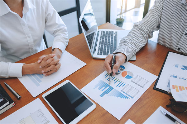 薪酬結(jié)構(gòu)與戰(zhàn)略脫節(jié)，薪酬咨詢(xún)?cè)鯓哟罱ㄟm配體系？